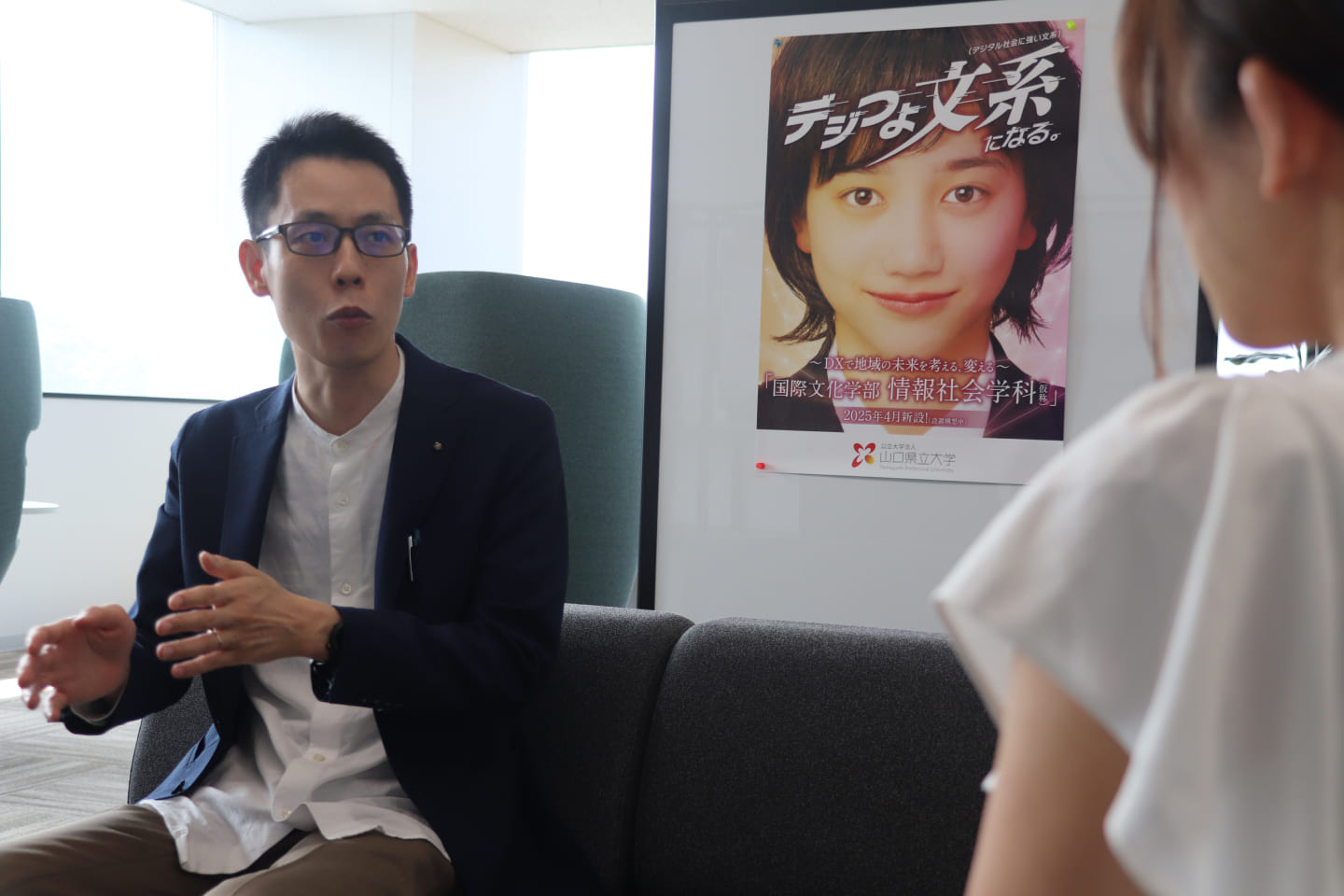 インタビューを受ける阿部准教授の写真