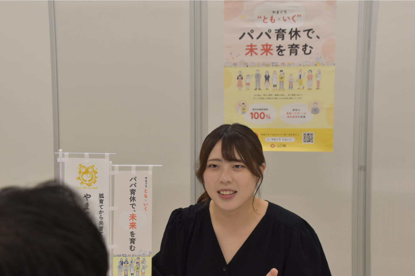 インタビューに答える谷口さんの写真