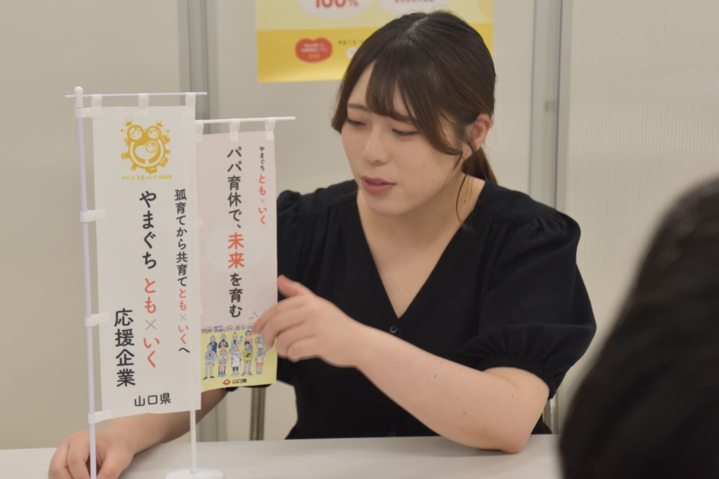 インタビューに答える谷口さんの写真
