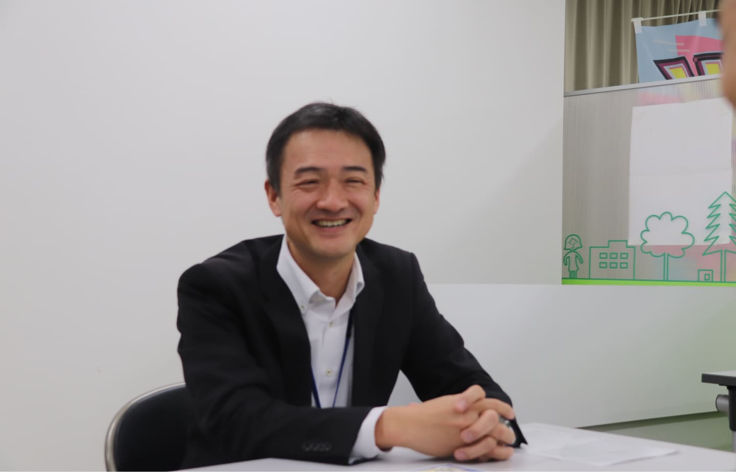 文理探究科での研究内容について説明をする山田さんの写真