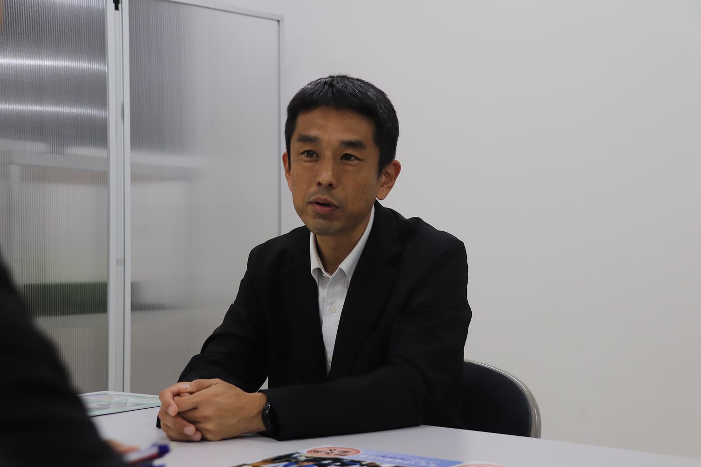 文理探究科の入学者選抜について説明をする平井さんの写真