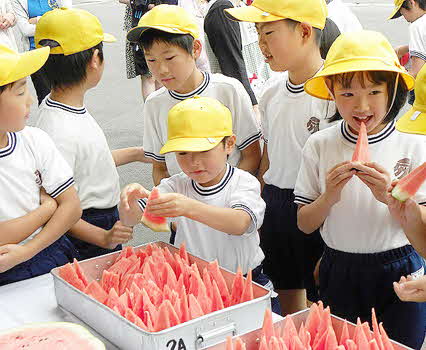 福賀すいかを食べる子どもたちの写真