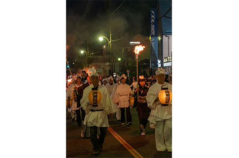 白狐の宮参り松明(たいまつ)行列の様子の写真