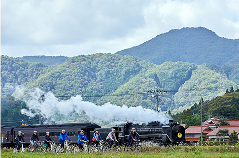 バンブーバイクでSL山口号と並走している様子の写真