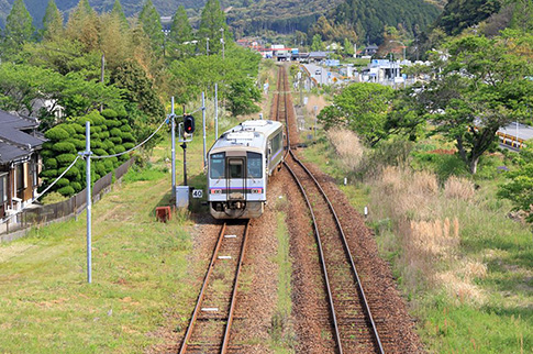 JR美祢線於福駅付近を走る列車の写真