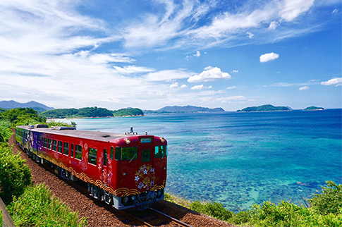 海を臨む山陰線観光列車「〇〇のはなし」の写真