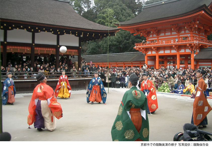 京都市での蹴鞠実演の様子の写真