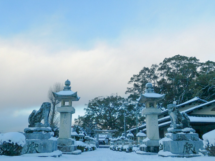 雪の積もった岡崎八幡宮参道の写真