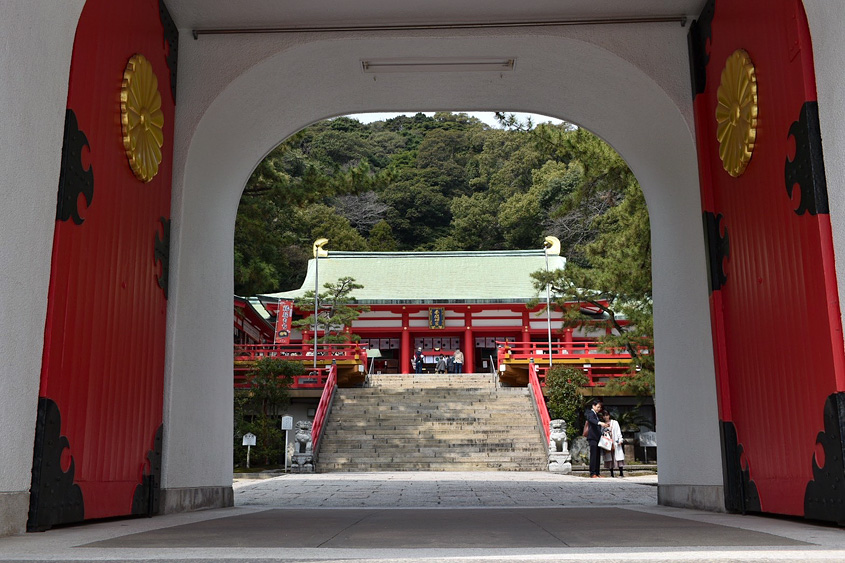 赤間神宮の門から見た景観の写真