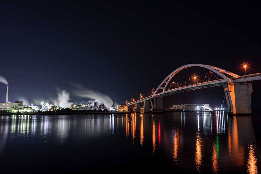 周南大橋手前の埠頭から見た工場夜景と周南大橋の写真