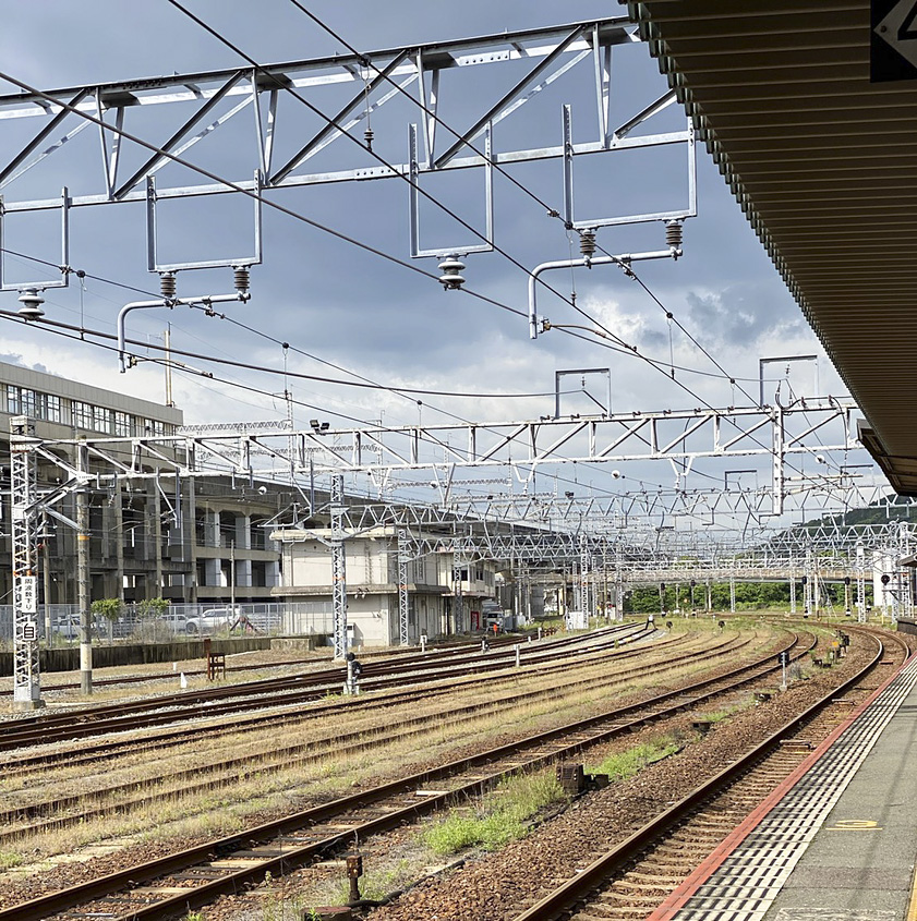 新山口駅のホームの写真