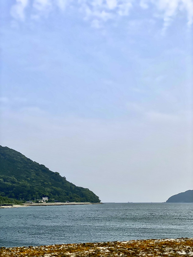 道の駅 潮彩市場防府から見える海と山の写真