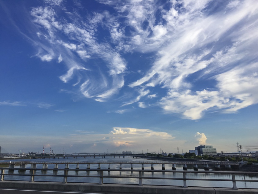 厚東川大橋から見る空に雲が広がる様子の写真