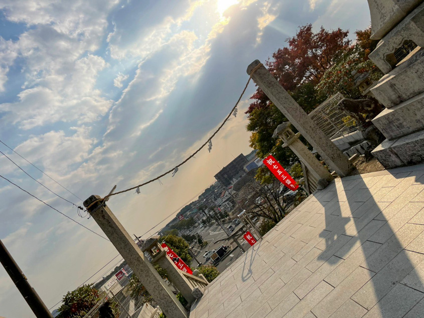 浅江神社の階段を上がった境内から見る景観の写真