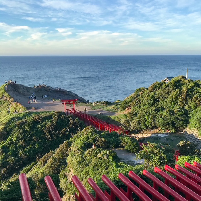 元乃隅神社から海の方を見下ろした景観の写真