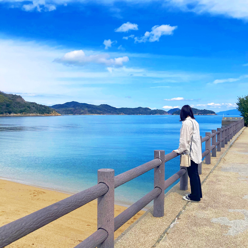 周防大島の海を眺めるフォトランナーの写真