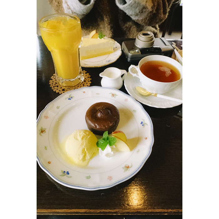 レトロなカフェで提供されるスイーツなどの写真