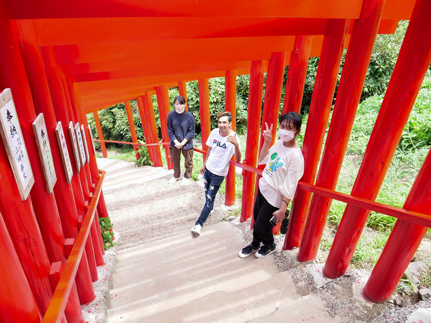 元乃隅神社の鳥居での記念写真