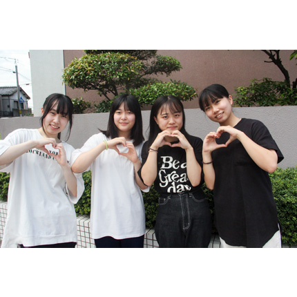 下関短期大学 左から 植田桜さん、新谷奈々美さん、村上花音さん、加納青空さんの写真