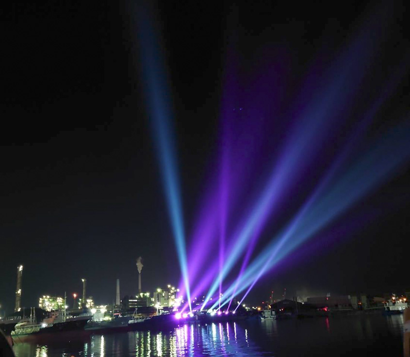 ライトアップされた周南市工場夜景の写真