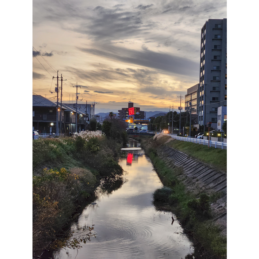 吉敷川支流に架かる橋から見た景観の写真