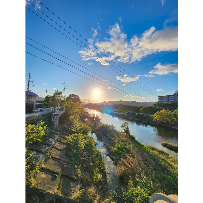 夕日に映える青空と川の景観の写真