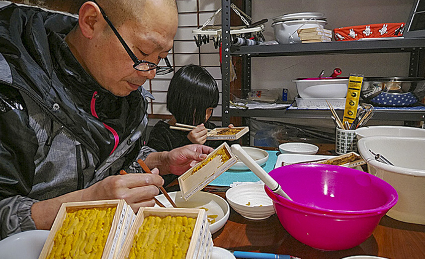 家族で食事をしている様子の写真