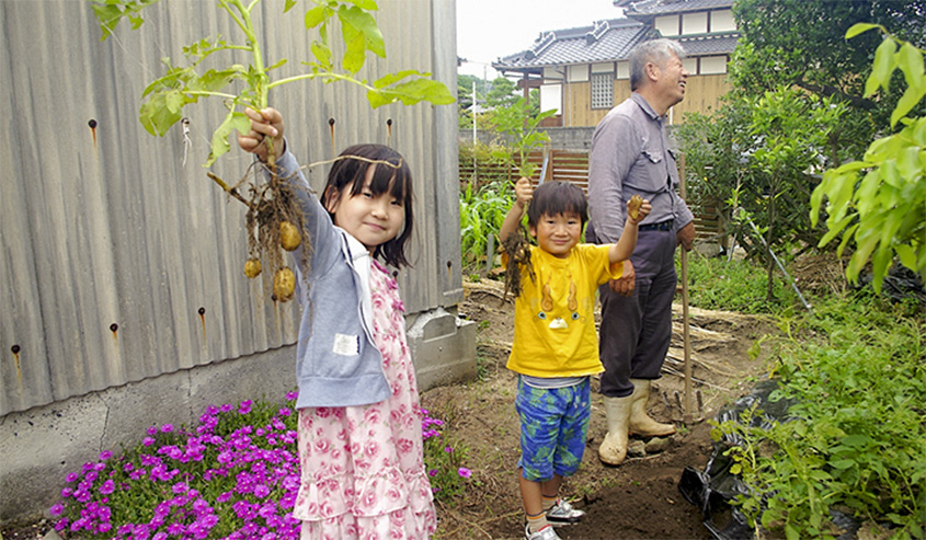 家庭菜園にいそしむ子どもたちの写真