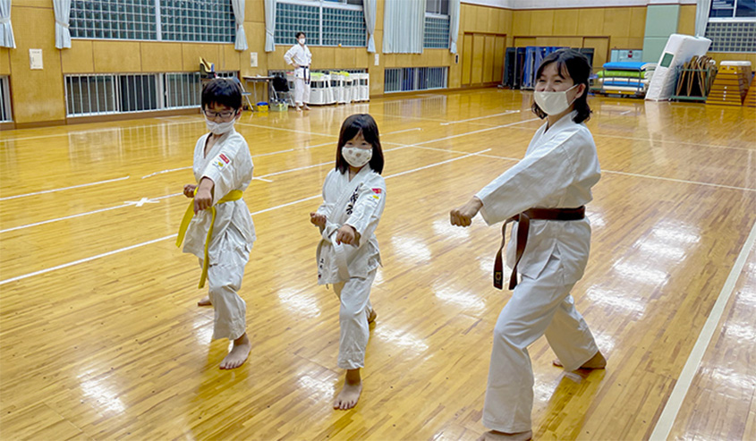 子どもたちと一緒に空手の稽古に励む様子の写真