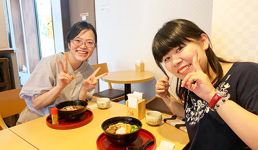 友人と写る坂東美帆さんの写真