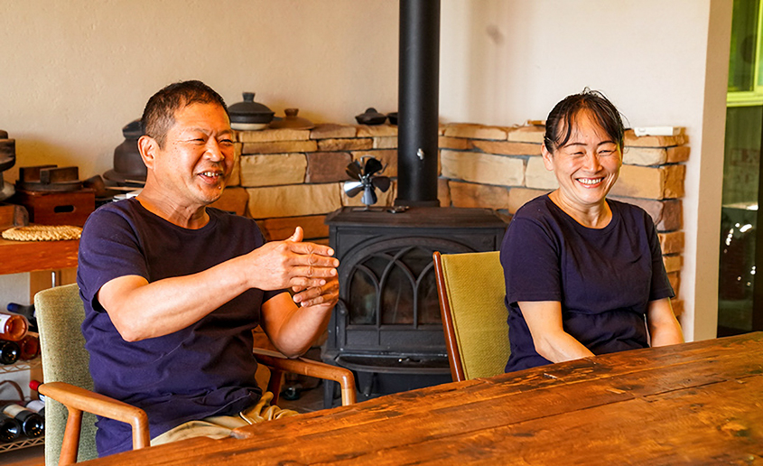 取材を受ける宮地直人さん・宮地佳世さんの写真