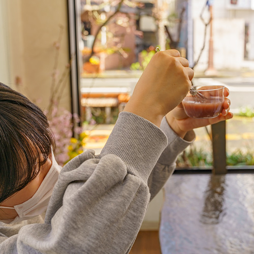 あんの溶け具合を確認する様子の写真