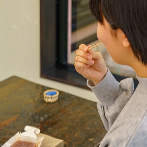 外郎を食べる体験者の写真