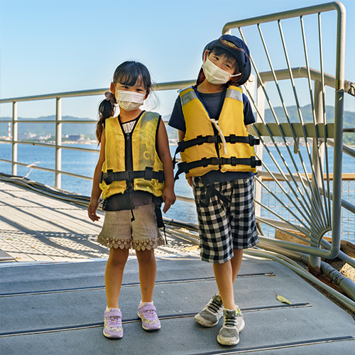 ライフジャケットを着用した子どもたちの写真