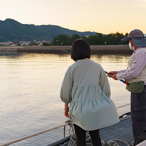 管理人さんに教えてもらっている様子の写真