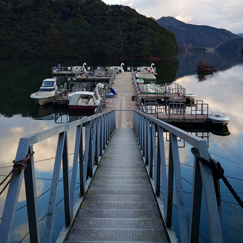 湖の水面に空が映り込む様子の写真