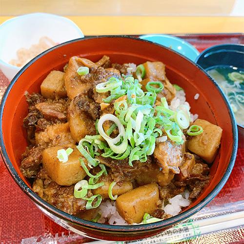 「牛すじ丼」の写真