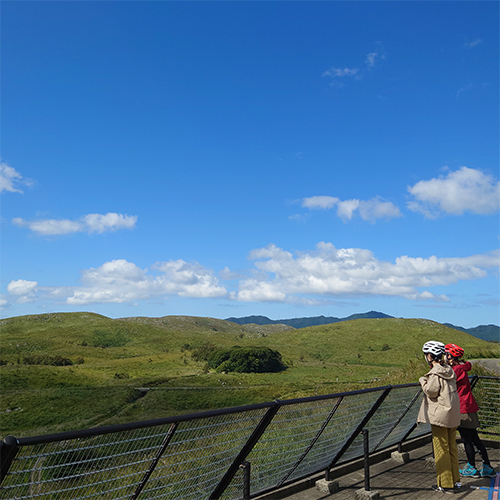 インストラクターと語らいながら景色を眺める様子の写真