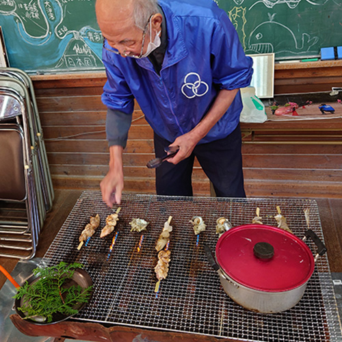 串焼きを焼いている様子様子の写真