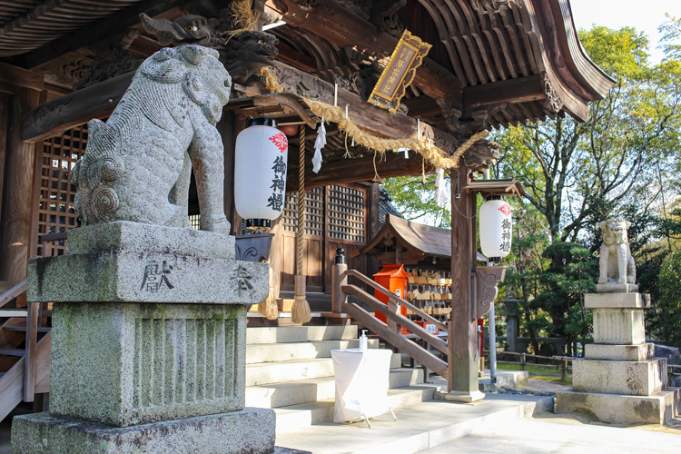 鷲頭山の麓にある降松神社若宮の写真