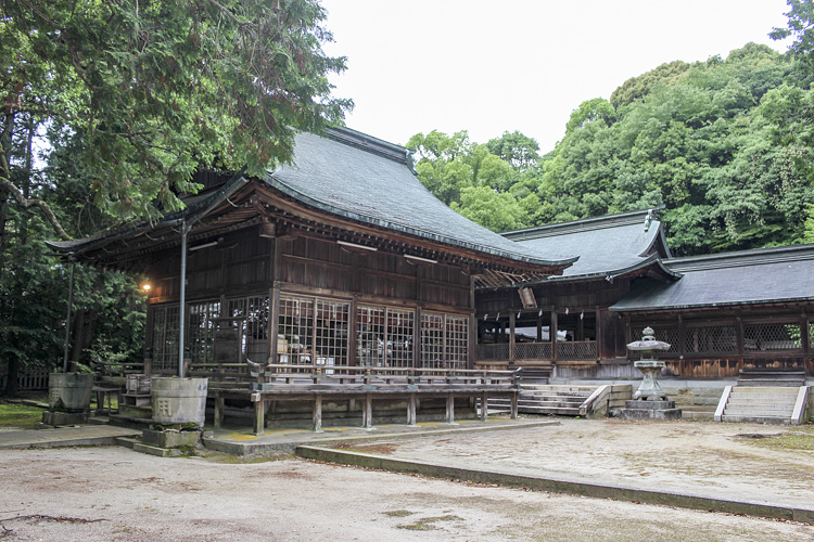 野田神社の拝殿などを右手から撮影した写真