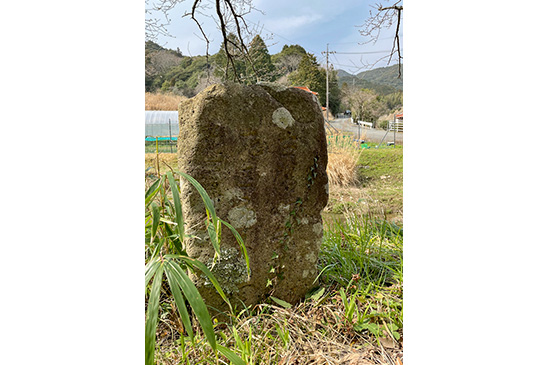 「右 湯町 くるそん道」「左 西市 下の関道」「弘化二年」と書かれた道標の写真