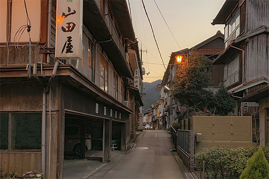 俵山温泉の夕景の写真