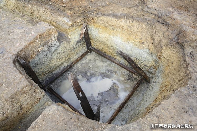 県内最大級の木組井戸の写真(山口市教育委員会提供)