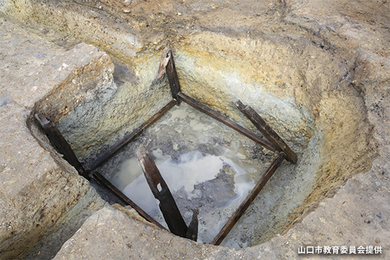 県内最大級の木組井戸の写真(山口市教育委員会提供)