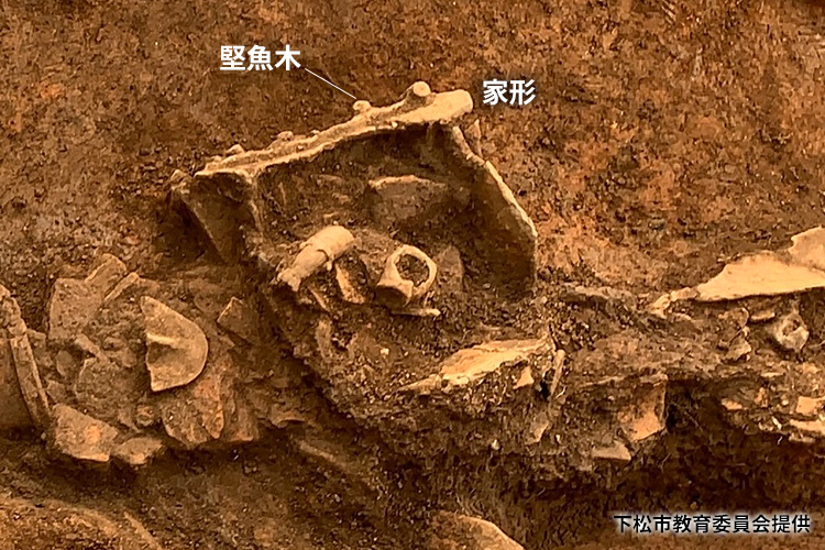 家形埴輪の出土の様子の写真