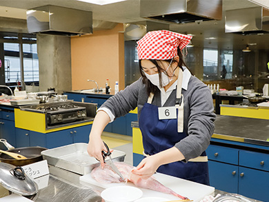 あんこう料理を作る学生の様子