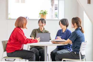 グループで業務の様子