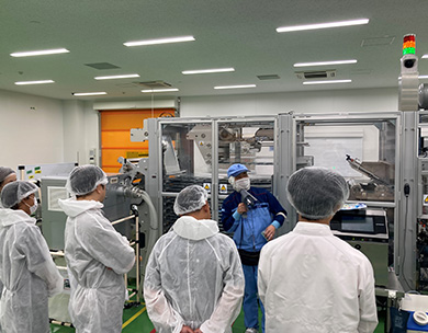 親子で参加できる行政主催のバスツアーの様子