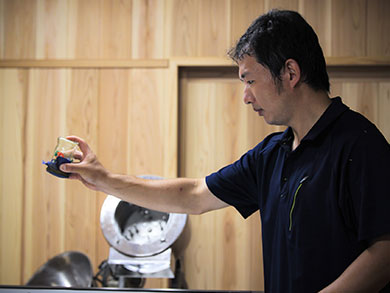 麹の世話をする中村さんの写真